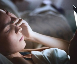 Luôn nghịch điện thoại trước khi đi ngủ? Ngoài việc gây hại cho mắt, còn có những mối nguy hiểm khác