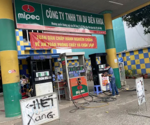 Nhiều cây xăng tại TP HCM treo bảng 'hết xăng'