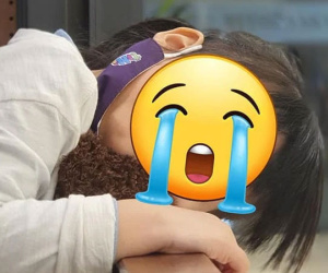 Nhân viên quán trà sữa hạ cửa cuốn không thông báo, bé gái bị kẹp cổ, gào khóc dữ dội