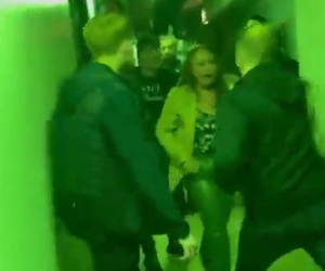 Video SỐC: Phil Foden và mẹ bị côn đồ đấm thẳng vào mặt khi đi xem quyền anh