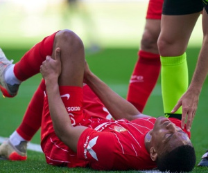 Martial chấn thương ở Sevilla khiến MU xanh mặt