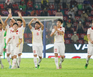 CĐV Campuchia bất ngờ 'quay xe', hết mình cổ vũ U23 Việt Nam