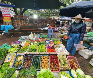 'Cạn lời' đi chợ giữa dịch COVID-19: Sả đắt gấp ba, thì là 400.000 đồng/kg