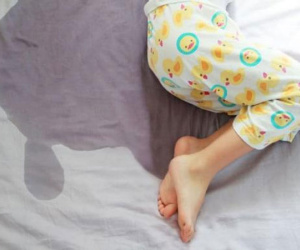 Trẻ tè dầm ra giường là hoàn toàn bình thường, nhưng nếu thuộc 3 trường hợp dưới đây thì bố mẹ cần đưa đi khám bác sĩ ngay