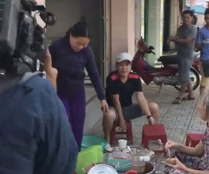 Mạng xã hội phát sốt vì clip Trường Giang giản dị ngồi lề đường ăn hàng cùng khán giả
