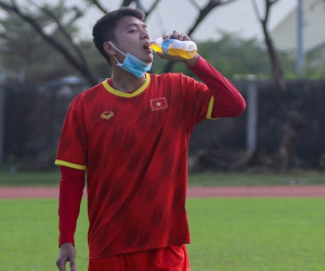 U23 Việt Nam đeo khẩu trang tập luyện, nín thở chờ đủ quân đấu Thái Lan
