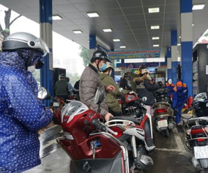 Nỗi khổ xăng dầu: Nơi không có xăng để bán, chỗ xếp hàng dài chờ mua