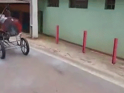 Người đàn ông dùng đồ tái chế tạo ra xe máy chạy bằng hơi nước