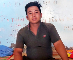 Đi chùa về, phát hiện tên trộm đang cạy tủ lấy vàng