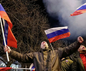 Dân vùng ly khai ở Ukraina ăn mừng sau khi được Nga công nhận độc lập