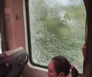 Nhóm học sinh ném đá 'khủng bố' tàu hỏa, gần 1.000 khách hoảng loạn