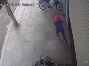 Kinh hoàng cảnh cháu ngáo đá cầm dao chém chú ngày mùng 5 Tết
