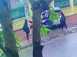Clip: Nữ sinh bị 'đàn chị' chặn đường cầm mũ bảo hiểm đánh vào mặt gây phẫn nộ