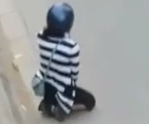 Clip: Cô gái quỳ gối xuống đường sau cái chỉ tay của bạn trai, cảnh tượng nhìn mà xót xa