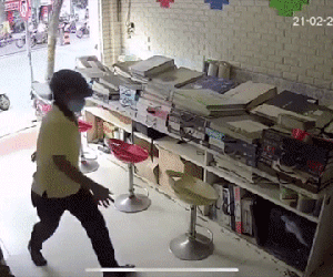 Clip: Người đàn ông chạy xe ga xông thẳng vào nhà dân trộm vẹt giữa ban ngày