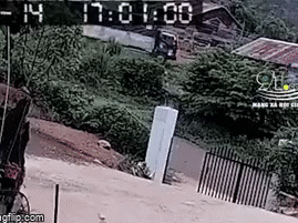 Clip: Bàng hoàng khoảnh khắc chiếc xe tải đè bẹp ngôi nhà tôn ven đường khiến 2 cháu nhỏ tử vong tại chỗ