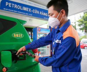 Đến lúc giảm thuế, phí để kìm giá xăng dầu?