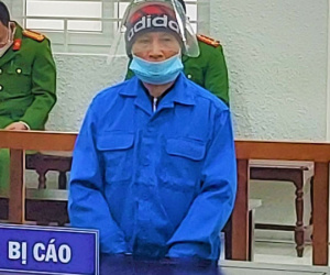 Thủ dao nhọn, chờ thanh niên hàng xóm đi về rồi đâm gãy xương sườn