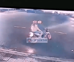 Chạy xe với tốc độ 'xé gió', nam thanh niên tông cực mạnh hất văng đôi nam nữ cả chục mét