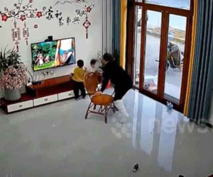 Chân đang bó bột vẫn phản xạ cực nhanh, ông nội cứu cháu thoát nạn trong gang tấc