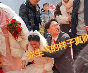 Đám cưới đang khấu đầu hành lễ bố mẹ, hành động phía sau của họ hàng khiến cô dâu khóc nức nở