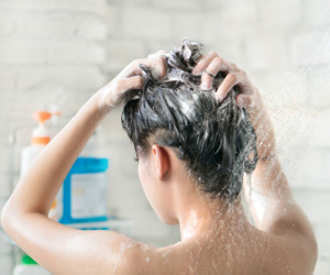 Thực hư thông tin F0 cần kiêng tắm gội mới nhanh khỏi, tránh trở nặng