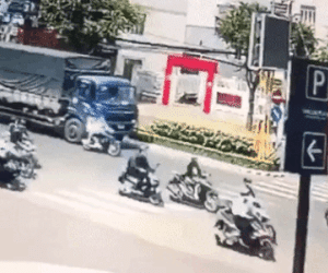 Clip: Khoảnh khắc nữ sinh bị xe tải cán tử vong khiến người xem xót xa