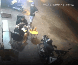 Clip: Màn cướp điện thoại và ví tiền táo tợn khiến 2 cô gái không kịp phản ứng