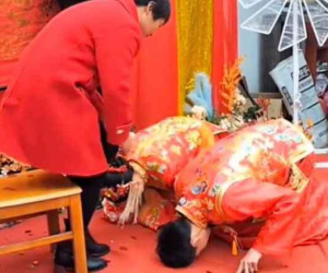 Chú rể quỳ khóc trước mặt mẹ kế không chịu đứng dậy, lý do gây xúc động