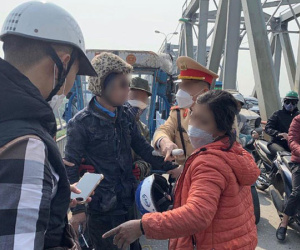 Đánh lạc hướng để túm tay người đàn ông nhảy cầu Chương Dương tự tử