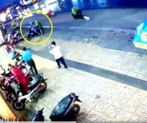Clip: Bảo vệ siêu thị ngơ ngác khi lạc vào 'ma trận' của nhóm dàn cảnh trộm xe