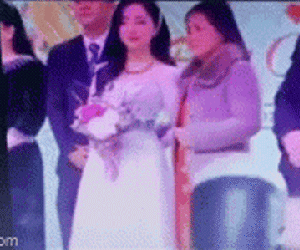 Bà xã Hà Đức Chinh gạt tay mẹ chồng khỏi eo trong đám cưới, hành động sau đó mới gây bất ngờ