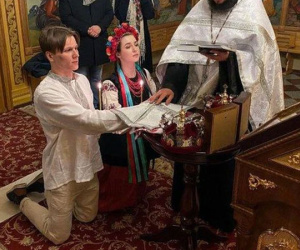 Đôi trẻ Ukraine vội vã kết hôn giữa tiếng còi báo động vang khắp đường phố