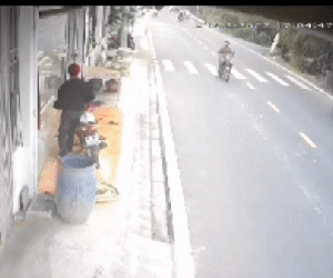 Clip: Định trộm xe máy, 2 kẻ gian bị người dân rượt đuổi hơn 7km như phim hành động