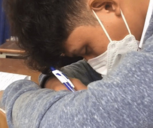 Clip: Ngồi đối diện cô giáo mà nam sinh vẫn ngủ ngon lành, dân tình nhìn cũng phải lắc đầu 'chào thua'