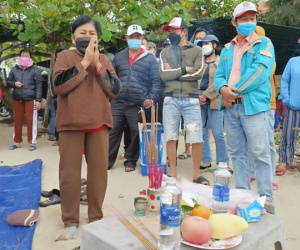 Người nhà vụ lật ca nô khóc ngất, lập bàn thờ mong sớm tìm được nạn nhân mất tích