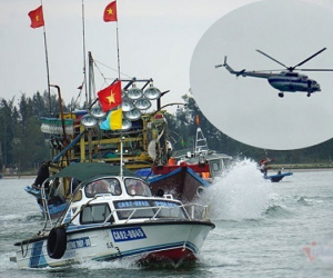 Máy bay, ca nô quần thảo khắp bờ biển Cửa Đại tìm 2 nạn nhân mất tích