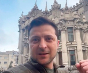 Video: Tổng thống Ukraine Zelensky xuất hiện, bác tin đã rời Kiev