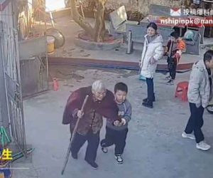 Bà chống gậy bước vào cửa, cậu bé 6 tuổi có hành động khiến bố mẹ tự hào