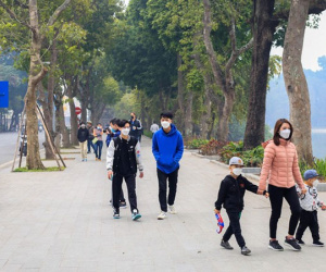 Người dân Hà Nội đổ về Hồ Gươm đi dạo, chụp ảnh tận hưởng ngày nắng ấm