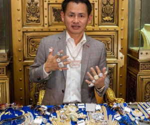 Ngỏ lời tặng cúp kim cương cho U23 Việt Nam, 'vua kim hoàn'  Johnny Đặng bị mỉa mai 'phải lùa bao nhiêu lứa gà'