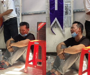 Người đàn ông run bần bật, khóc nức nở khi đón thi thể mẹ và chị gái trở về sau vụ chìm tàu ở Cửa Đại