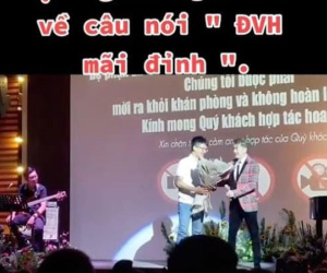 Fan lên sân khấu tặng hoa cho Đàm Vĩnh Hưng nhưng không quên 'khịa' CEO Bình Dương, phản ứng của nam ca sĩ mới bất ngờ