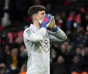 CĐV khoe sở hữu trái bóng Kepa sút trượt phạt đền ở trận Chelsea thua Liverpool