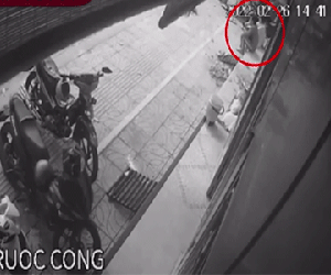Đang ngồi nghỉ ngơi trước cửa nhà, hai người bị mảng bê tông sập đè trúng