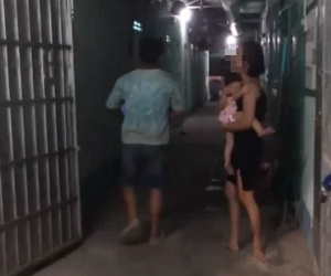 Gào khóc uất ức khi cả gia đình bị chủ trọ đuổi ra khỏi nhà không cho vào vì con nhỏ 5 tháng tuổi mới mất
