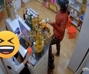 Video: 'Nữ siêu trộm' tay mua hàng, chân móc trộm ví tiền điêu luyện như diễn xiếc