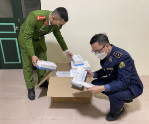 Thu mua hàng ngàn kit test Covid-19 để bán trên 'chợ mạng' kiếm lời