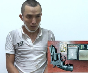 Phát hiện súng ngắn, 6 viên đạn trong nhà đối tượng ma túy
