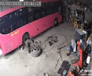 Người đàn ông nằm bất động sau khi bị hất tung lên không lúc bơm lốp xe